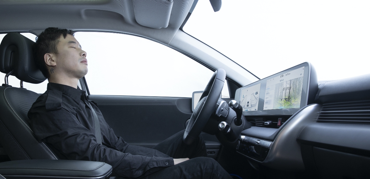 음악감독 정재일이 운전석에 앉아 휴식을 취하는 모습