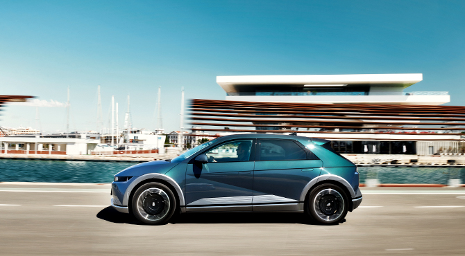 현대차 아이오닉 5가 주행하는 모습