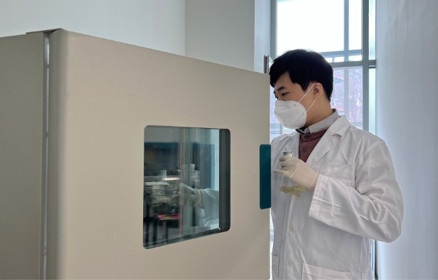 현대차그룹의 사내 스타트업인 엠바이옴의 한 연구원이 에코 코팅 기술을 개발 중인 모습