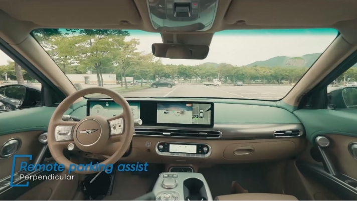 A view of the inside of the vehicle with the remote automatic parking system in operation