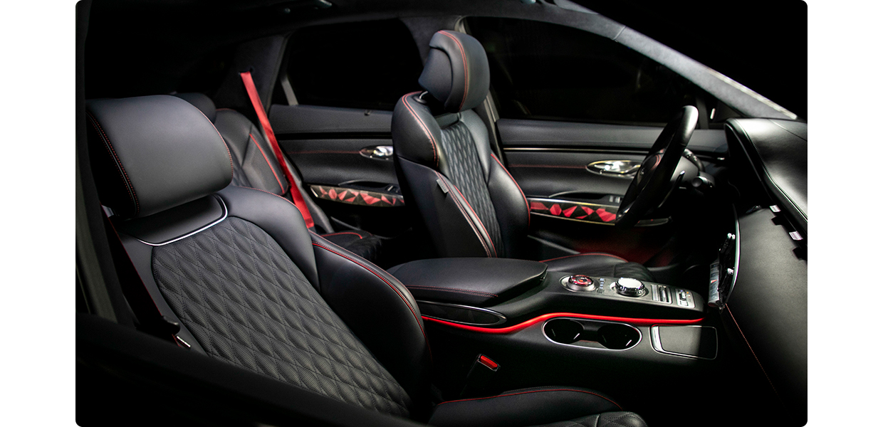 The cabin of the GV70 is a combination of ultramarine blue and red color