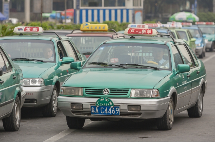 중국에서 쉽게 볼 수 있는 상하이폭스바겐 산타나 택시의 모습