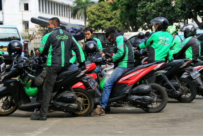 동남아시아에서 쉽게 볼 수 있는 모터사이클 택시의 모습