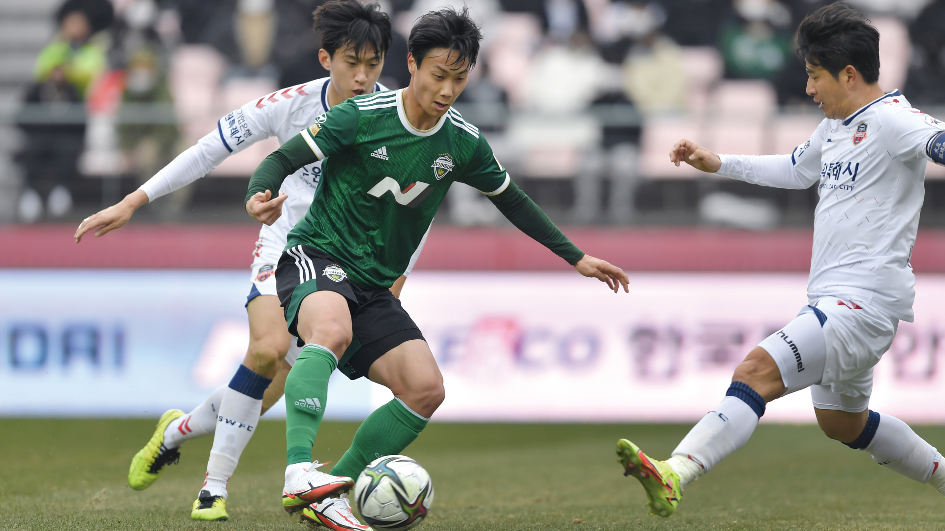 상대편 선수에게 공을 뺏기지 않는 백승호 선수의 모습