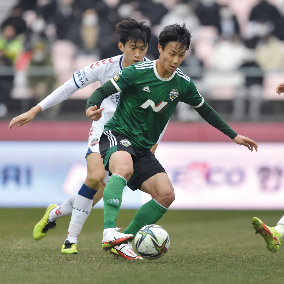 상대편 선수에게 공을 뺏기지 않는 백승호 선수의 모습