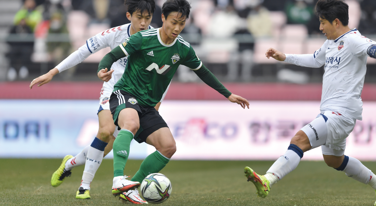 상대편 선수에게 공을 뺏기지 않는 백승호 선수의 모습