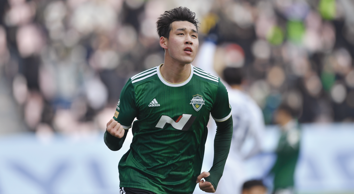 주먹을 쥐고 승리의 세레모니를 하는 송민규 선수의 모습