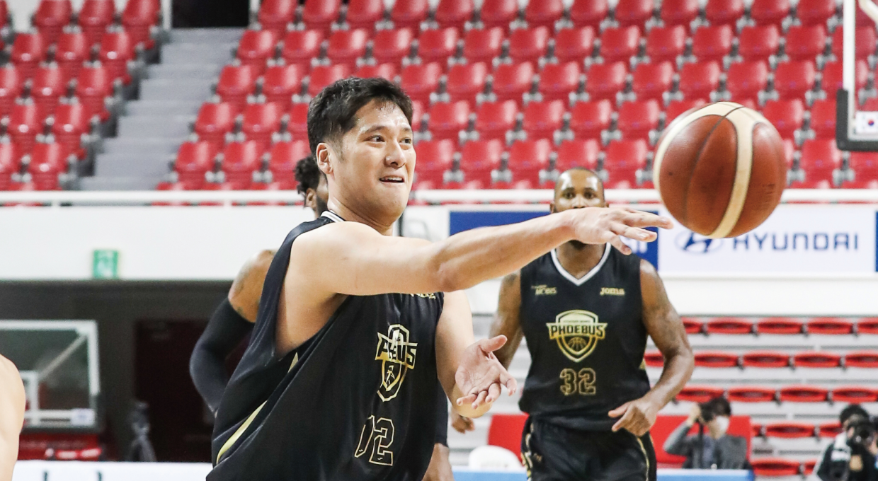 현대모비스 피버스의 포워드 함지훈 선수가 공을 패스하는 모습