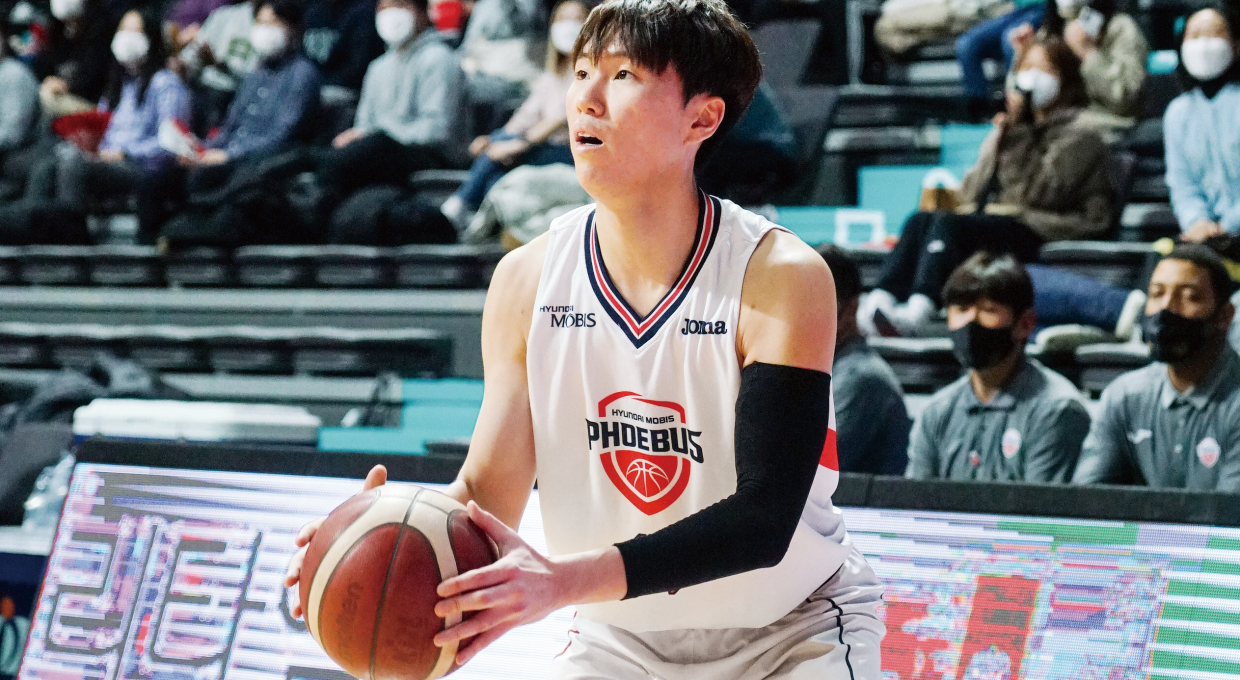 현대모비스 피버스의 가드 이우석 선수가 공을 잡고 패스 자세를 취하는 모습