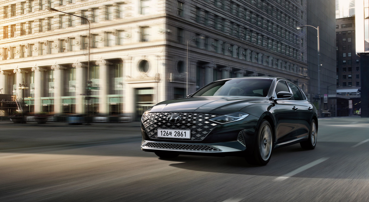 주행하고 있는 그랜저 전측면부