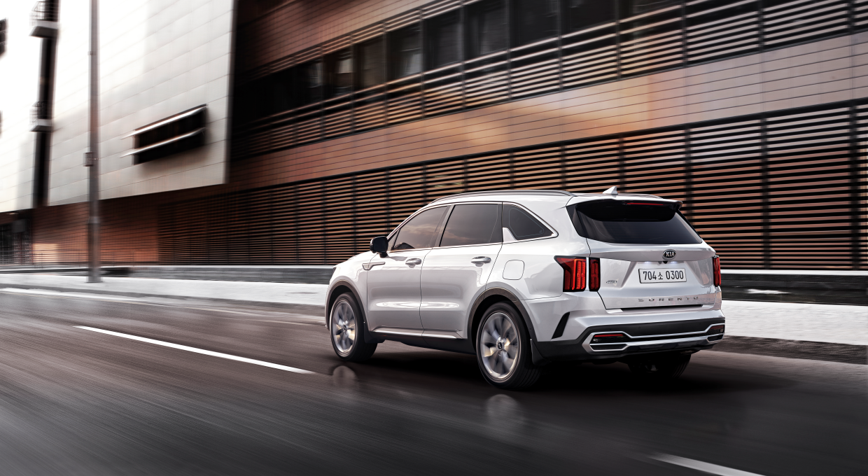 주행하고 있는 기아 쏘렌토 후측면부