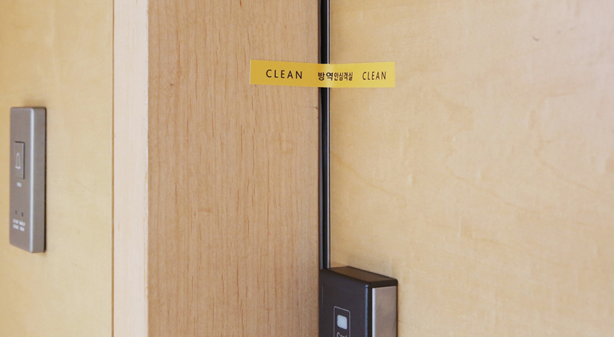 객실 방역스티커가 부착된 모습