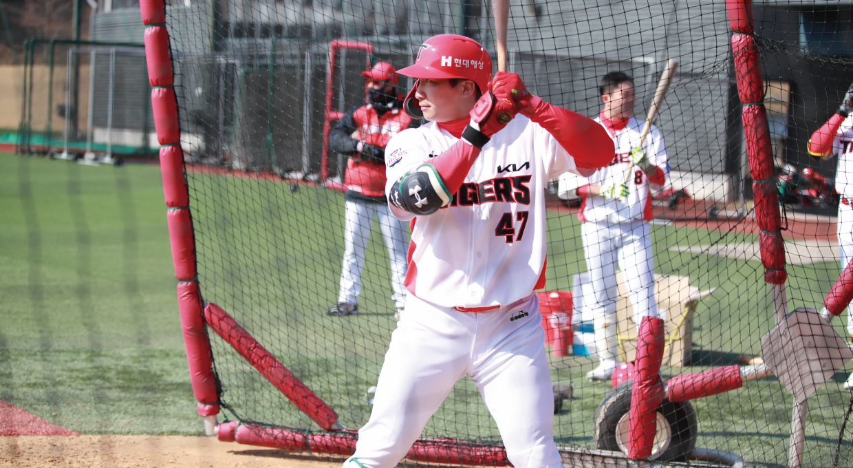 KIA타이거즈 외야수 나성범 선수가 배트를 들고 있는 모습