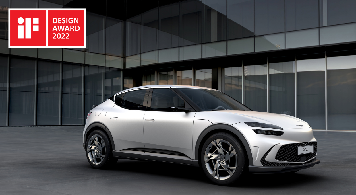 건물 앞에 주차되어 있는 제네시스 GV60