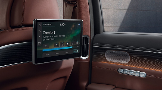 제네시스 G90 뒷좌석에 장착된 터치 디스플레이