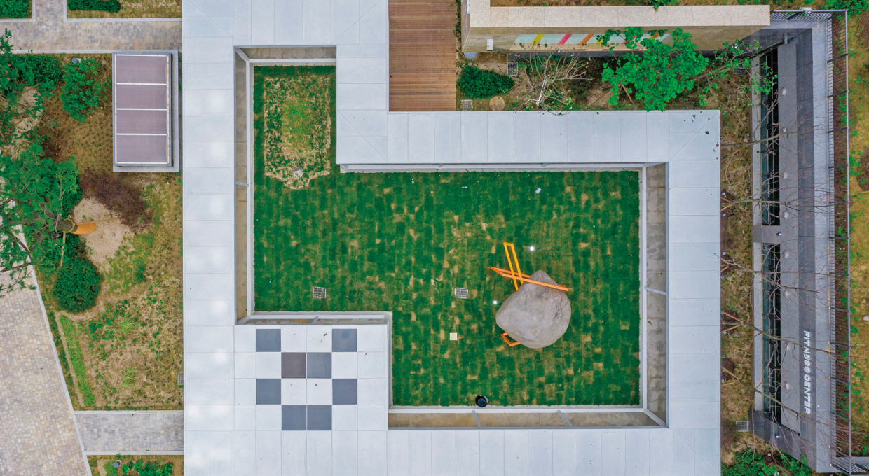 천장이 뻥 뚫린 라운지 가든을 내려다본 모습