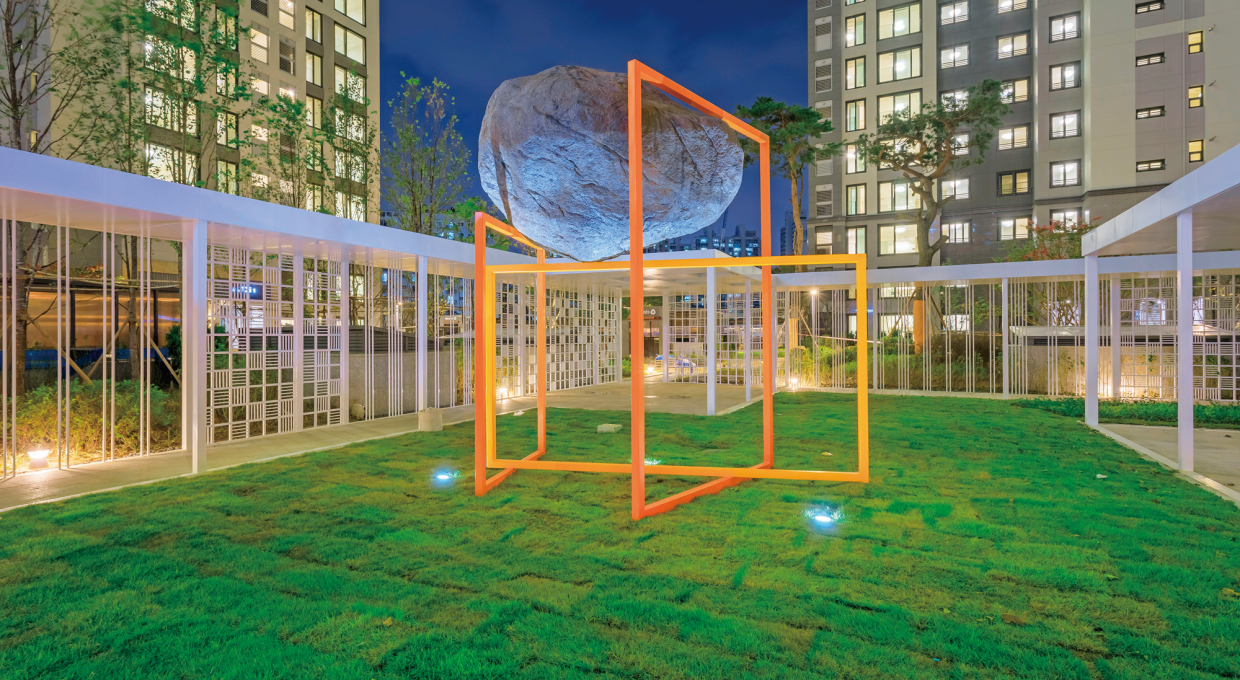 철제 구조물에 돌이 얹어진 모습의 이태수 작가의 작품 ‘Floating Stone’