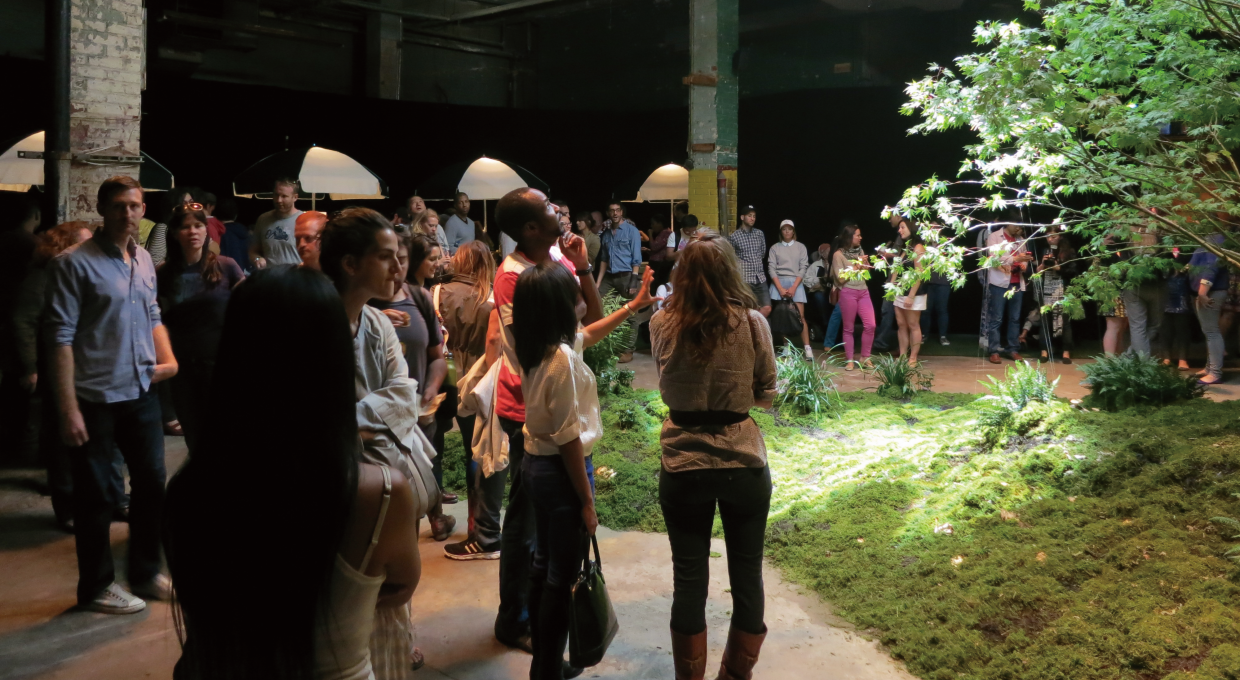 로라인 파크 랩을 구경하는 사람들의 모습