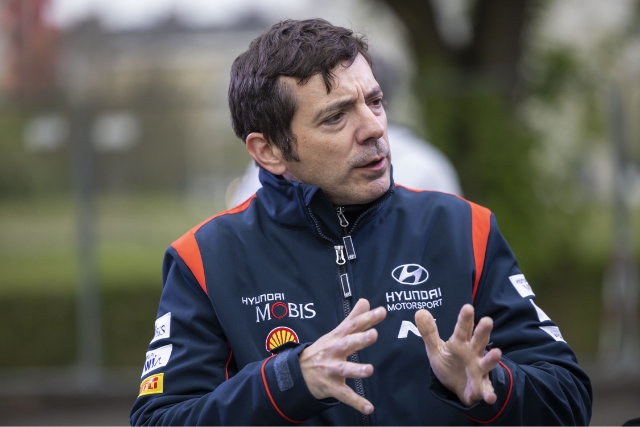 줄리앙 몽쉐 현대월드랠리팀 감독 대행의 모습