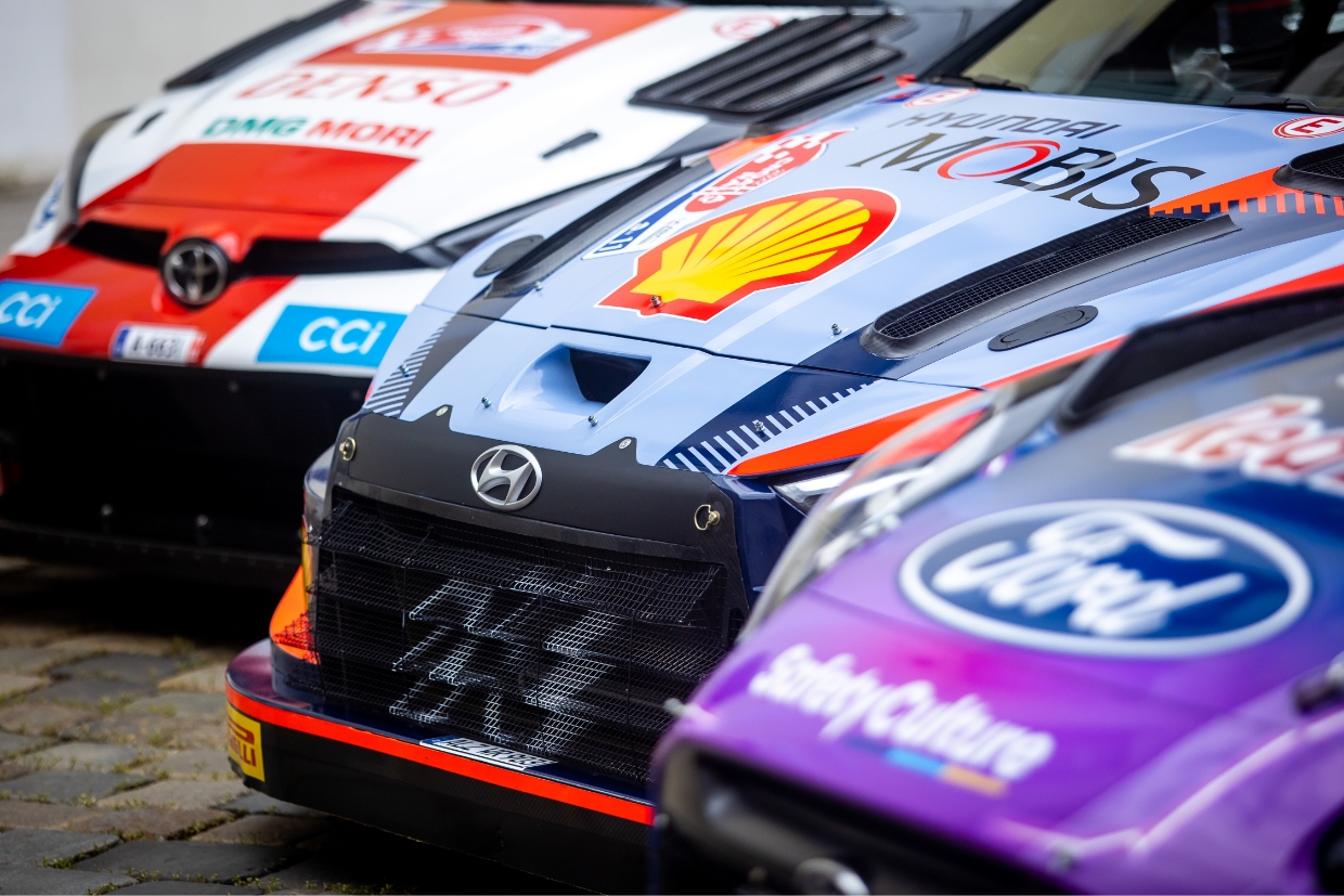 WRC에 참가 중인 랠리카들이 나란히 서 있는 모습