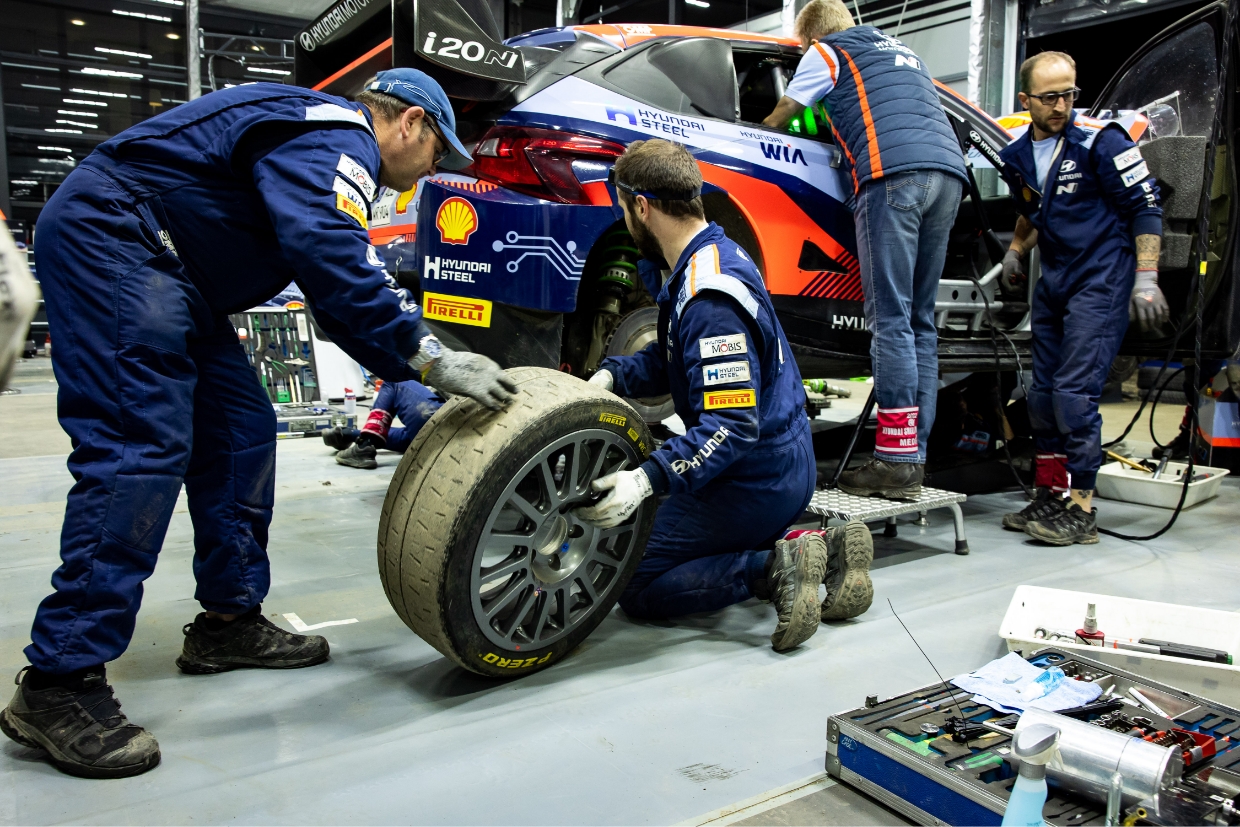 현대 월드랠리팀 미케닉들이 경주차의 타이어를 교체하는 모습