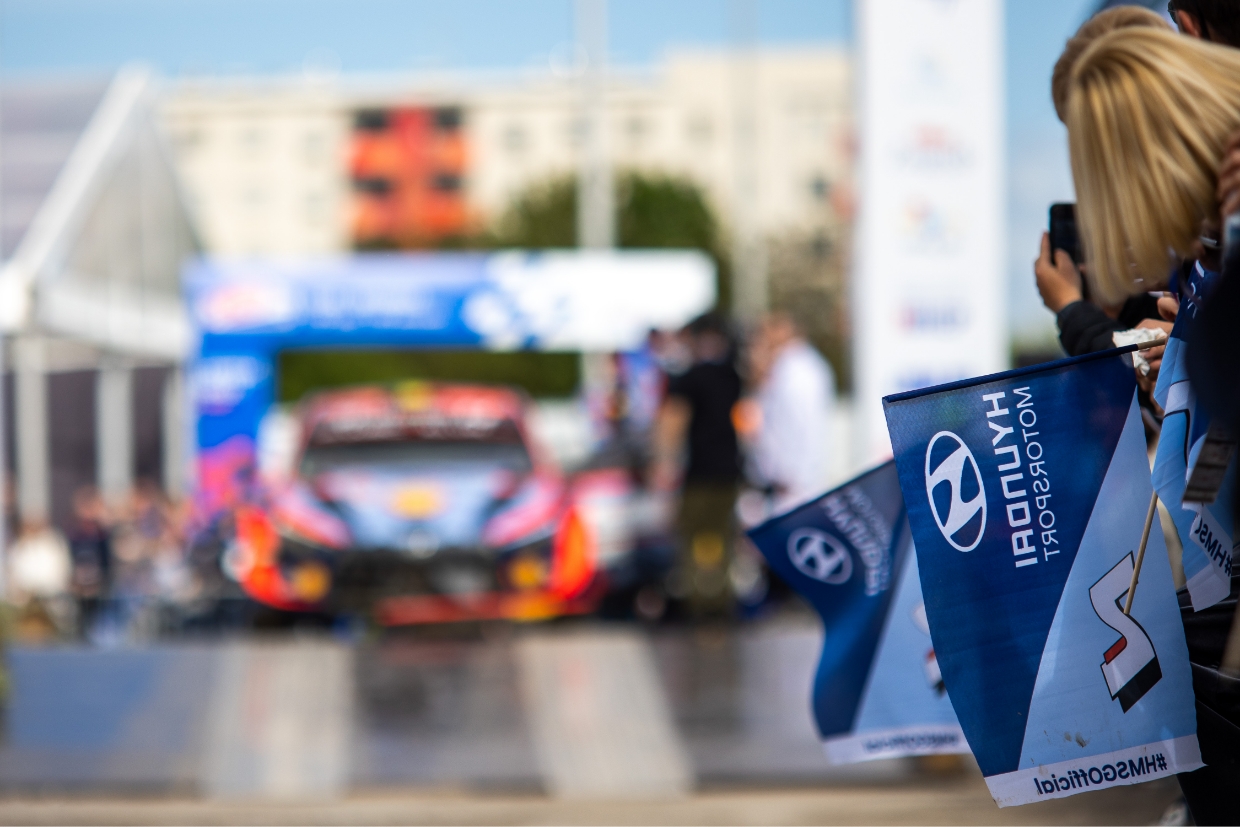 현대 월드랠리팀을 응원하는 랠리 팬이 경주차를 촬영하는 모습