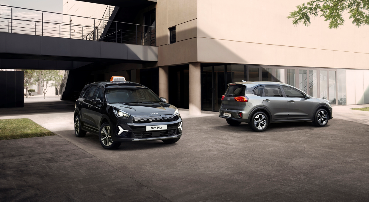 기아 니로 플러스 택시 모델의 전측면부와 개인·법인 모델 후측면부