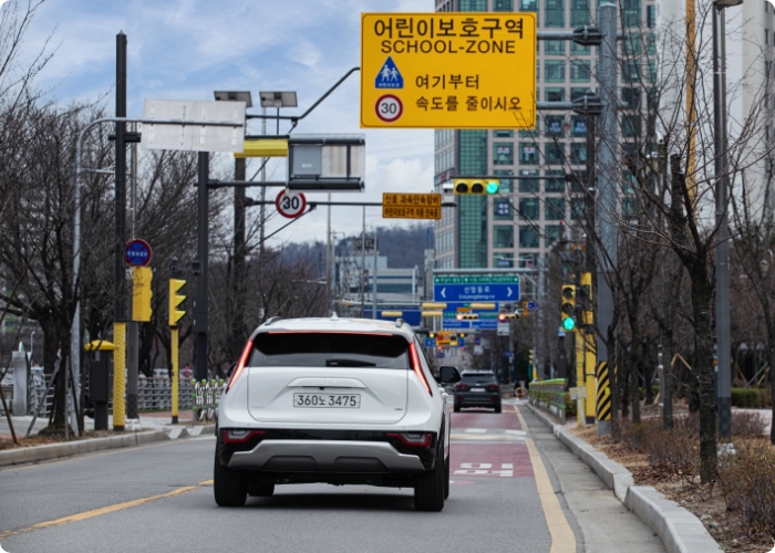 Kia Niro passing through a children safety zone