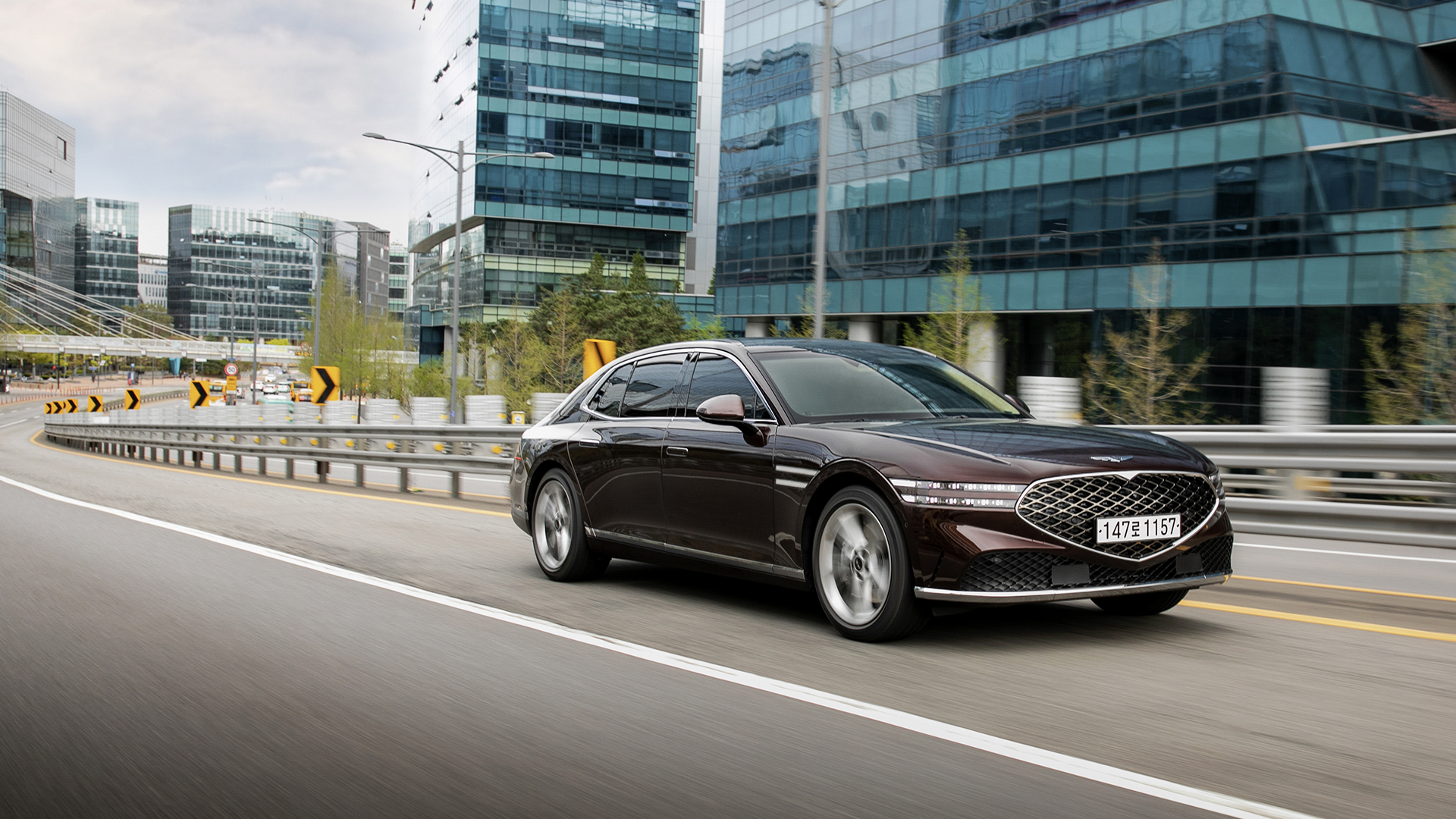 4세대 G90가 도심을 달리고 있다