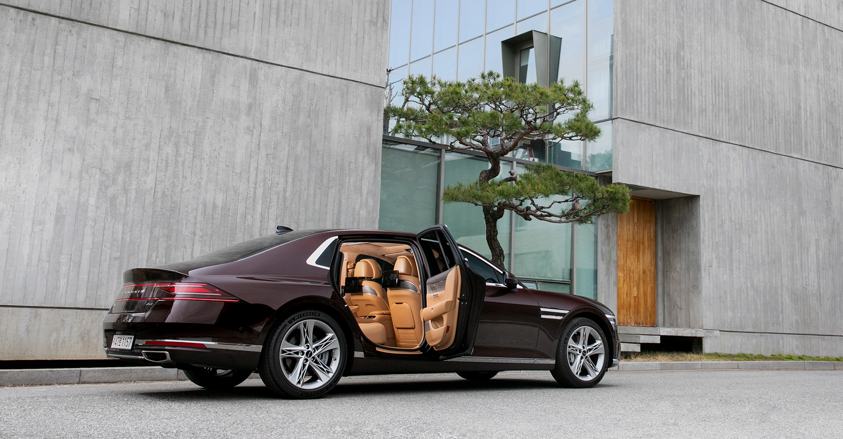 G90가 건물 앞에 서 있다