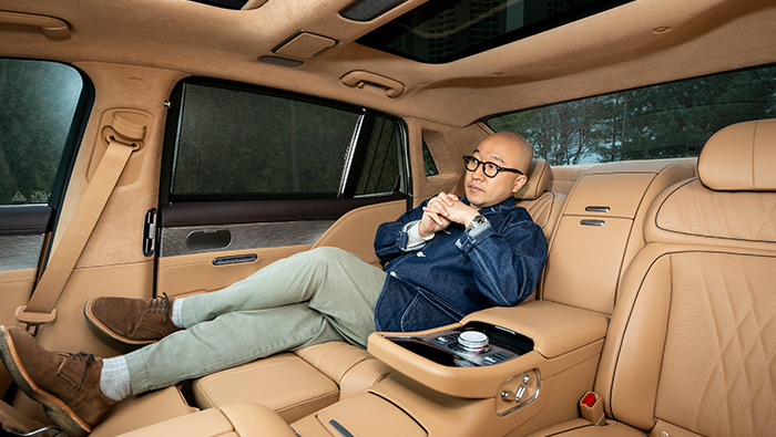 퍼스트 클래스 VIP 시트에 정우성 칼럼니스트가 앉은 모습