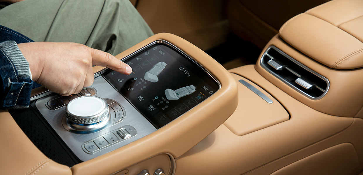 뒷좌석 센터 암레스트를 조작하는 모습