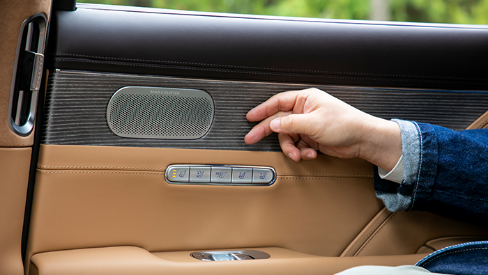 후석 도어트림에 뱅앤올룹슨 사운드 시스템이 적용된 모습