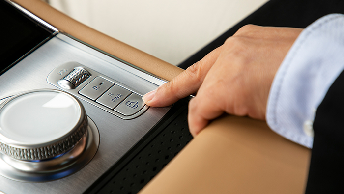 뒷좌석 센터 암레스트에 위치한 이지 클로즈 시스템 버튼의 모습