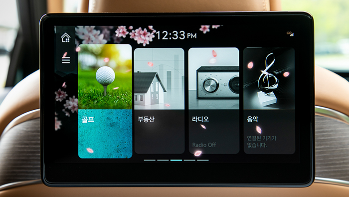 후석 터치스크린이 작동하는 모습