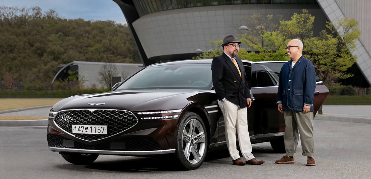 이동희 칼럼니스트와 정우성 칼럼니스트가 G90 옆에서 대화를 나누는 모습