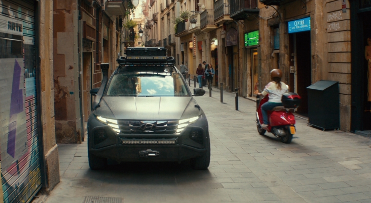 골목에 주차되어 있는 현대자동차 투싼 비스트의 전면부