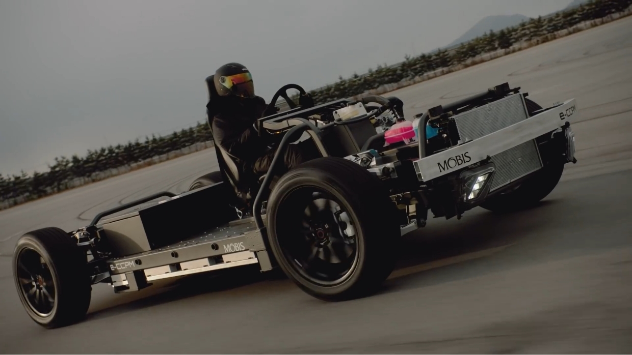 e-CCPM의 프로토타입이 테스트용 도로를 달리고 있다