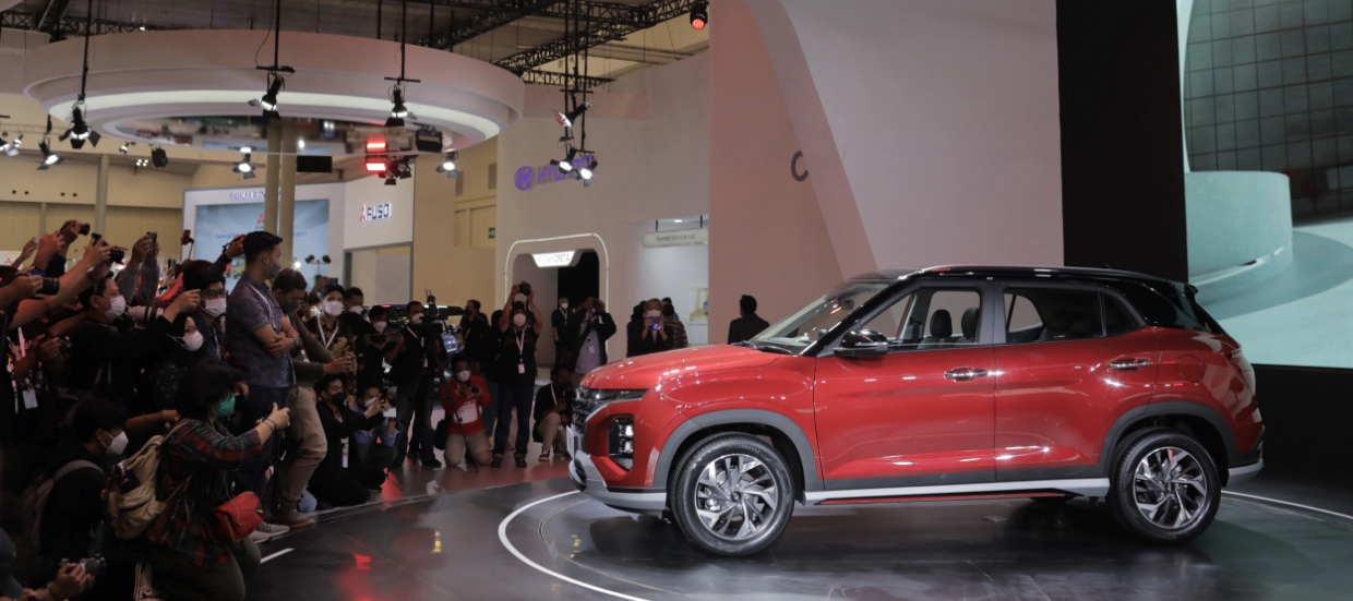 인도네시아 2021 GIIAS 모터쇼 무대 위에 오른 현대차 크레타의 측면 모습