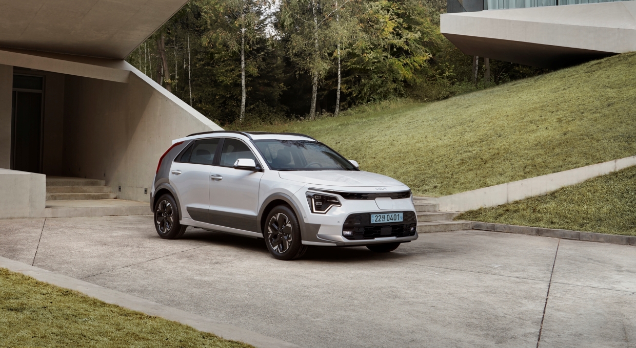 건물 앞에 주차되어 있는 신형 니로 EV 전측면부