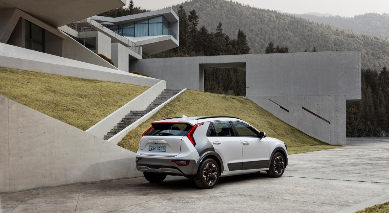 건물 앞에 주차되어 있는 신형 니로 EV 후측면부