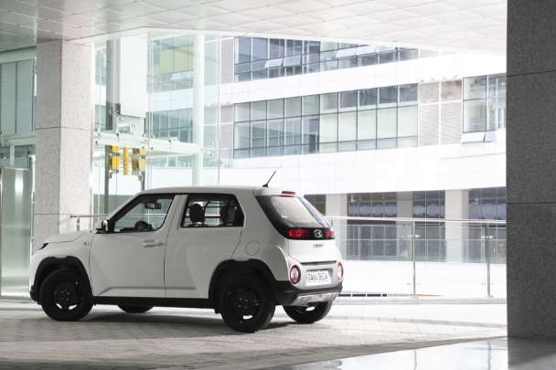 캐스퍼 밴이 건물 아래에 서 있다