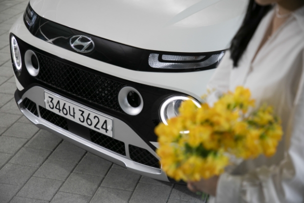 김지현 씨가 캐스퍼 밴 앞에 서 있다