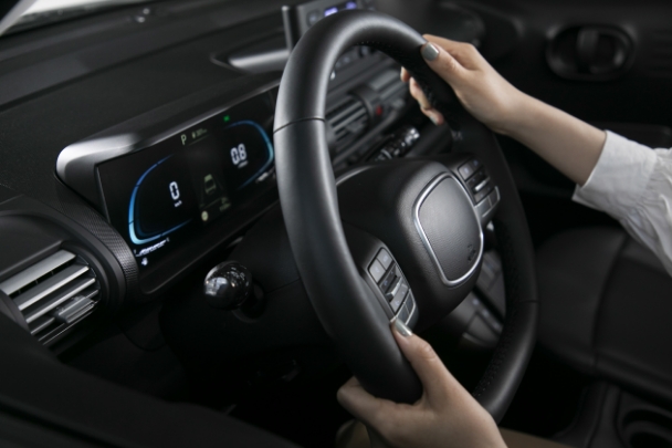 김지현 씨가 캐스퍼 밴의 스티어링 휠을 쥐고 있다