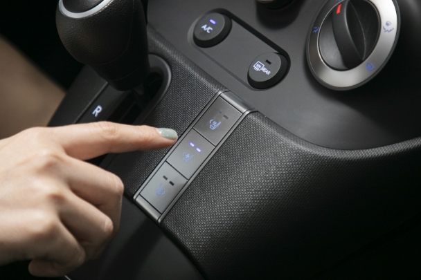 김지현 씨가 캐스퍼 밴의 실내 버튼을 조작하고 있다