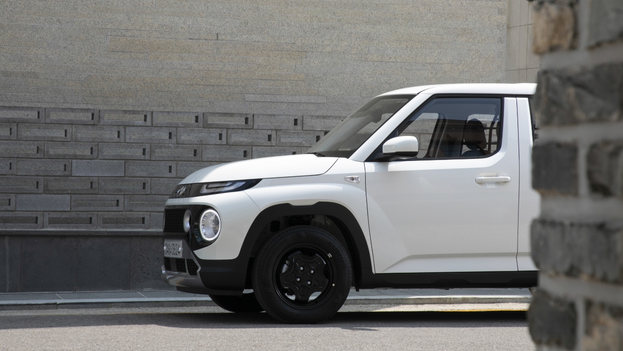 거리에 서 있는 캐스퍼 밴