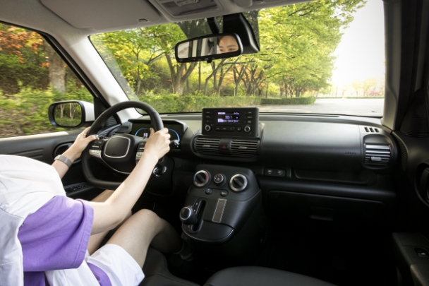 김지현 씨가 캐스퍼 밴을 운전하고 있다