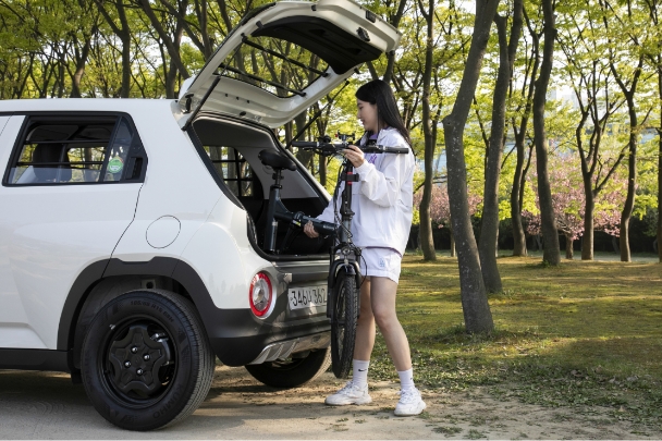 김지현 씨가 캐스퍼 밴에 자전거를 싣고 있다