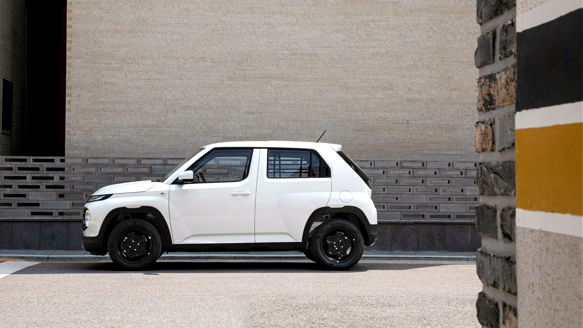 캐스퍼 밴이 거리에 서 있다