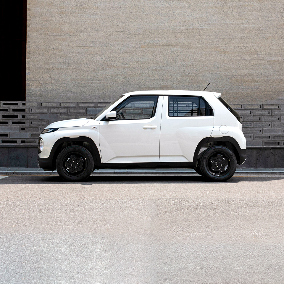 캐스퍼 밴이 거리에 서 있다